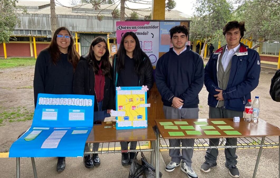 Exposición de estudiantes sobre educación financiera